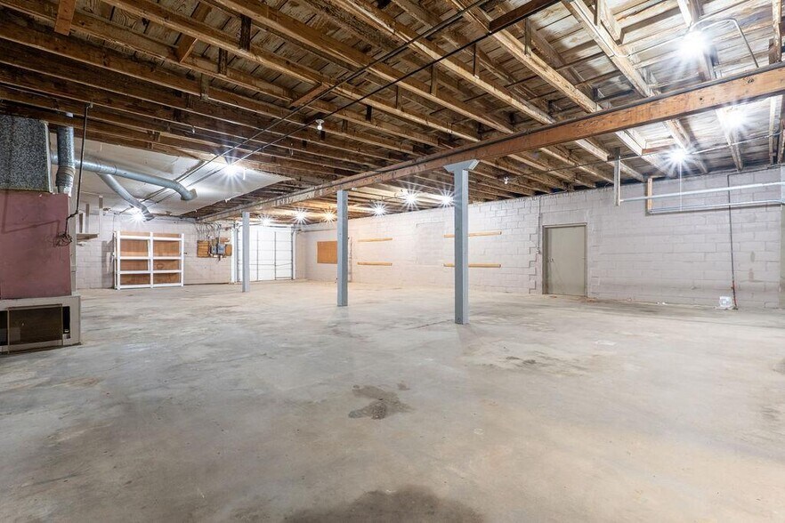 More Photos Of 116-118 S Union Ave, Shawnee Showroom For Sale