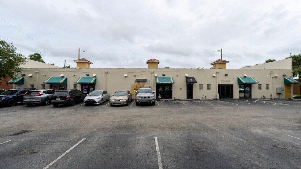 More Photos Of 2215-2223 S Federal Hwy, Fort Lauderdale Storefront For Lease