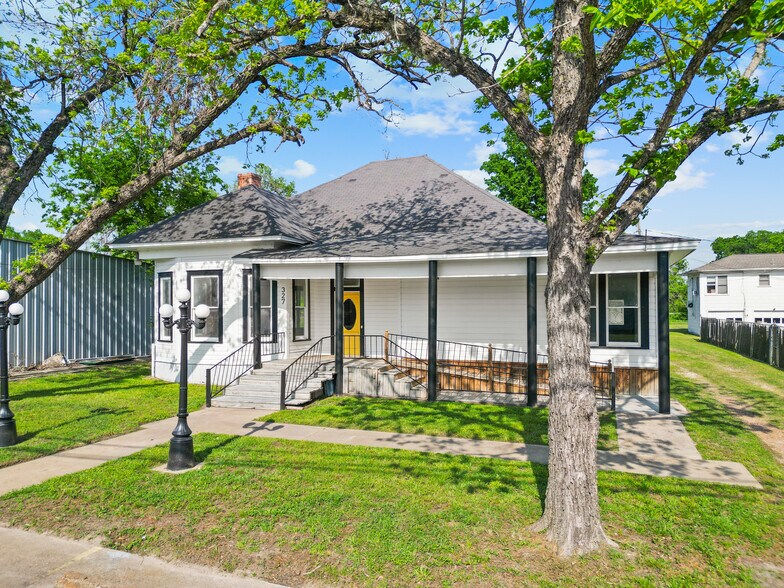 More Photos Of 327 S Robb St, Trinity Specialty For Sale