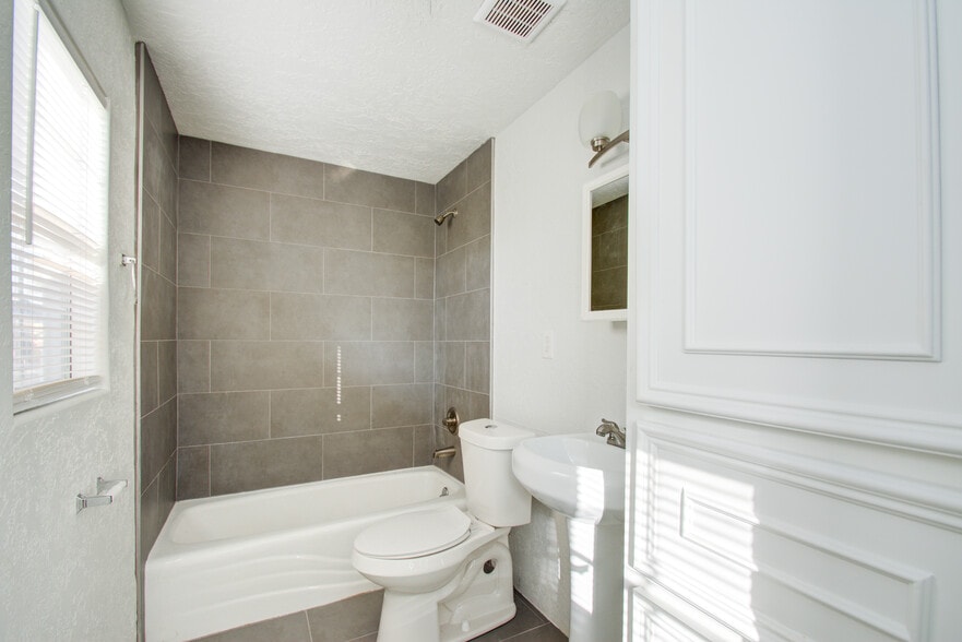 More Photos Of 2620 Delafield St, Houston Apartments For Sale