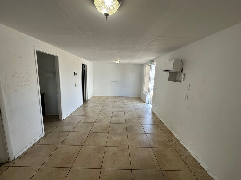 More Photos Of 1002 SE 9th St, Cape Coral Service For Lease