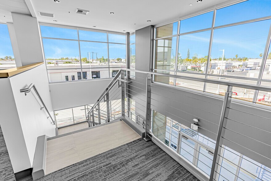 More Photos Of 300 E Dyer Rd, Santa Ana Warehouse For Lease