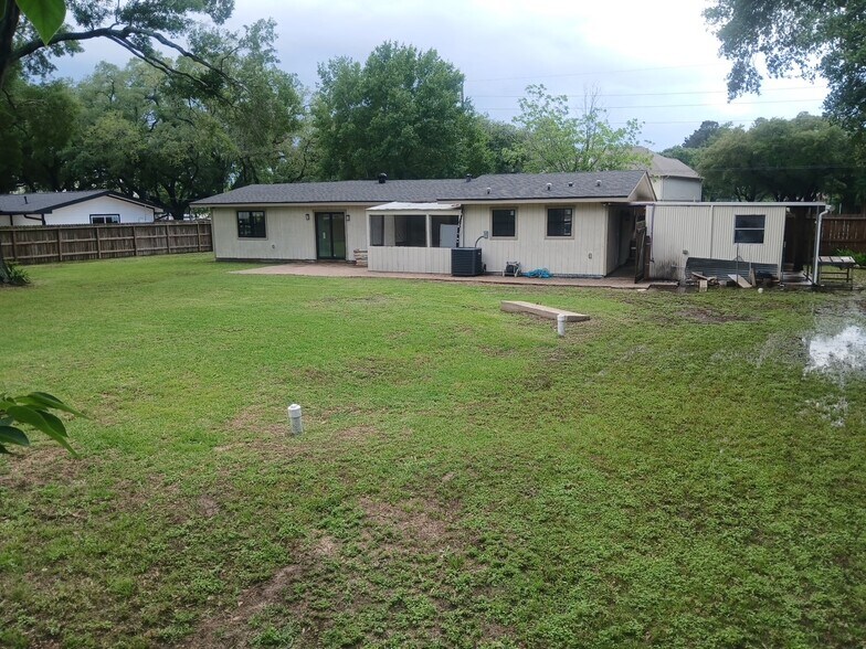 More Photos Of 1506 Avenue D, Katy Office For Sale