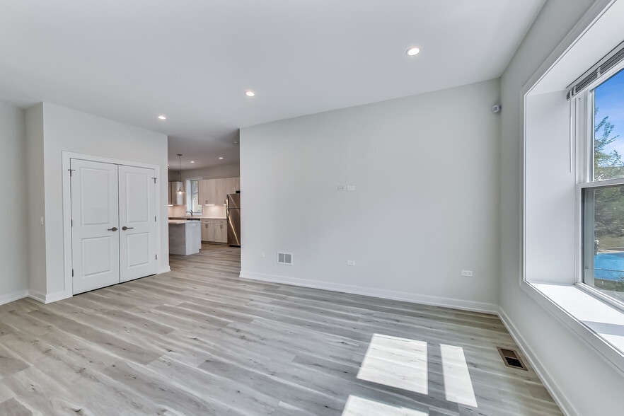 More Photos Of , Chicago Multifamily For Sale