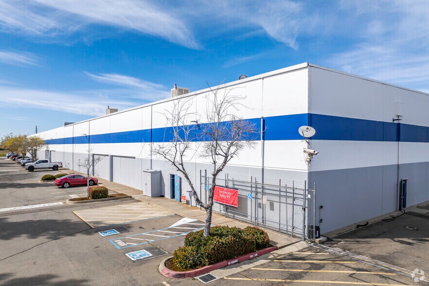 Primary Photo Of 1501 Aviation Blvd, Lincoln Warehouse For Lease