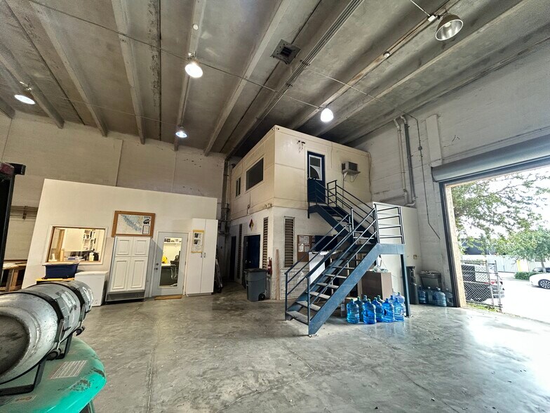 More Photos Of 2720 W 3rd ct, Hialeah Manufacturing For Lease