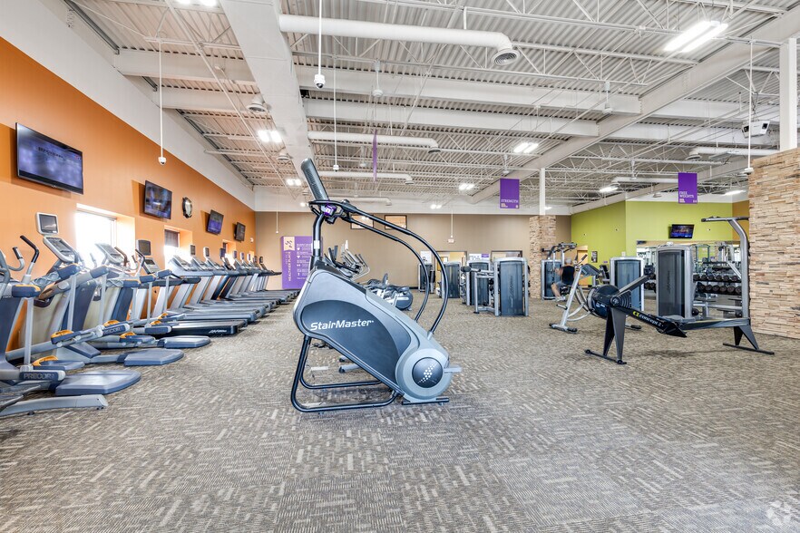 More Photos Of 1605 1st St S, Willmar Storefront For Lease