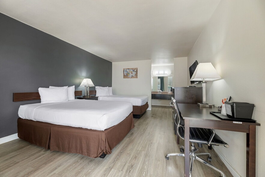 More Photos Of 108 FM 1821, Mineral Wells Hotel For Sale