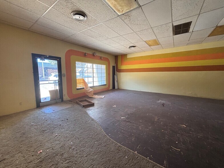 More Photos Of 122 Oak St, Sweetwater Storefront For Sale