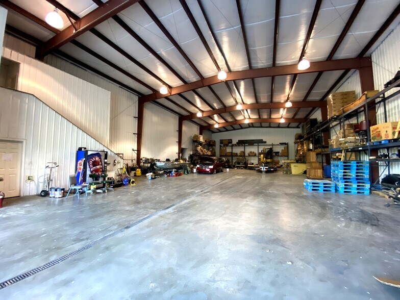 More Photos Of 2409 Chestnut Street, Vincennes Distribution For Sale