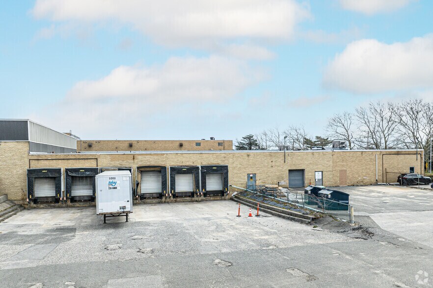 More Photos Of 303-325 Marcus Blvd, Deer Park Warehouse For Lease