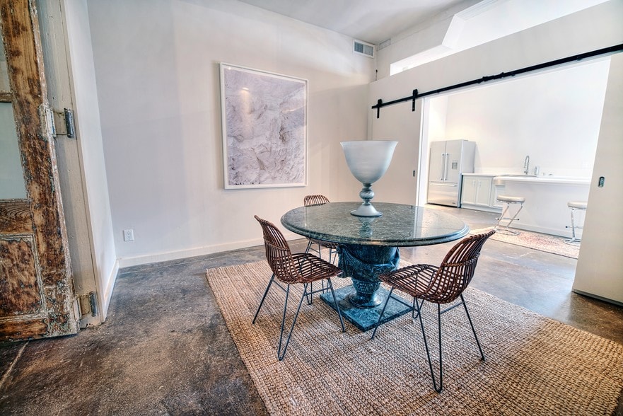 More Photos Of 2409 Commerce St, Houston Freestanding For Lease