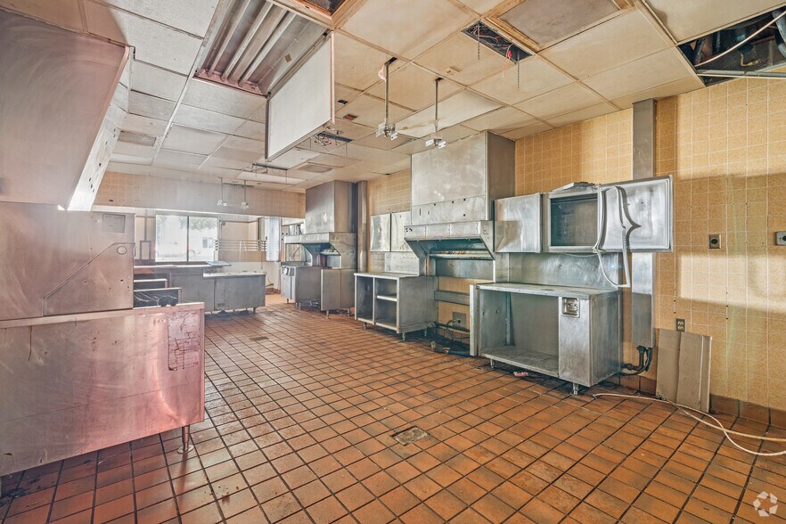 More Photos Of 2920 NE Adams St, Peoria Freestanding For Sale
