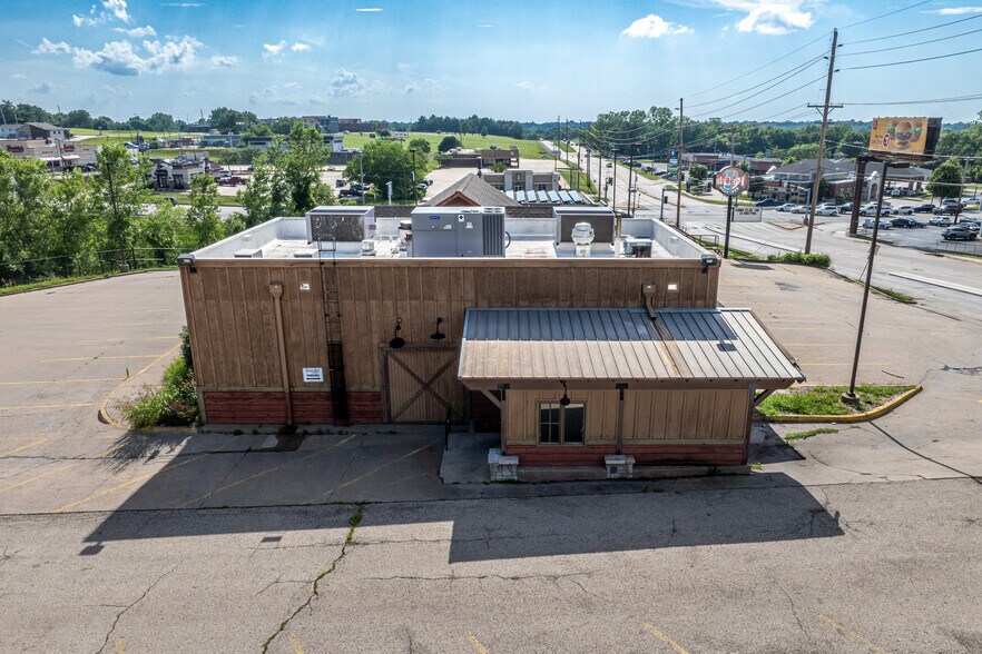 More Photos Of 3704 Faraon St, Saint Joseph Restaurant For Lease