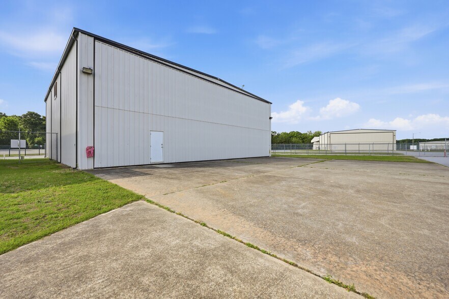 More Photos Of 1121 N Memorial Dr, Greenville Airplane Hangar For Lease