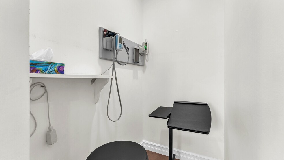 More Photos Of 512 Oxford St E, London Medical For Sale