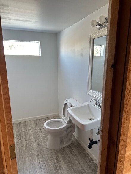 More Photos Of 5151 Stine Rd, Bakersfield Storefront Retail Office For Lease