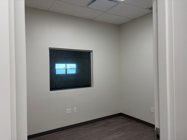 More Photos Of 5007 S Westshore Blvd, Tampa Warehouse For Sale