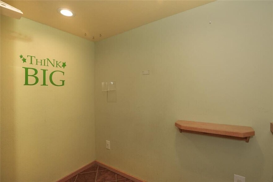 More Photos Of 500 Park Pl, Mustang Medical For Sale