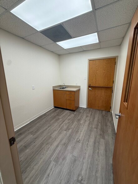 More Photos Of 2401 W Green Oaks Blvd, Arlington Office For Lease