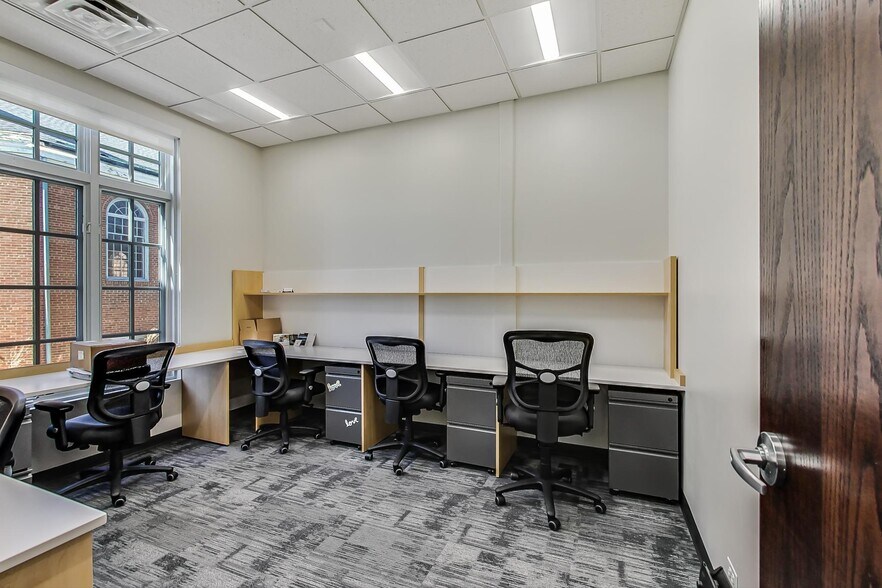 More Photos Of 324 W Touhy Ave, Park Ridge Office For Lease