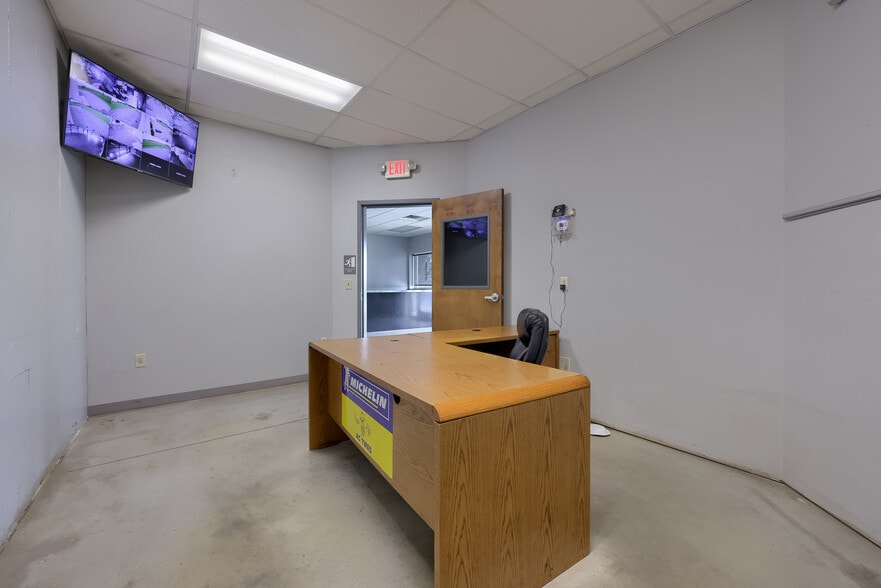 More Photos Of 608 Fairview Rd, Manheim Specialty For Lease