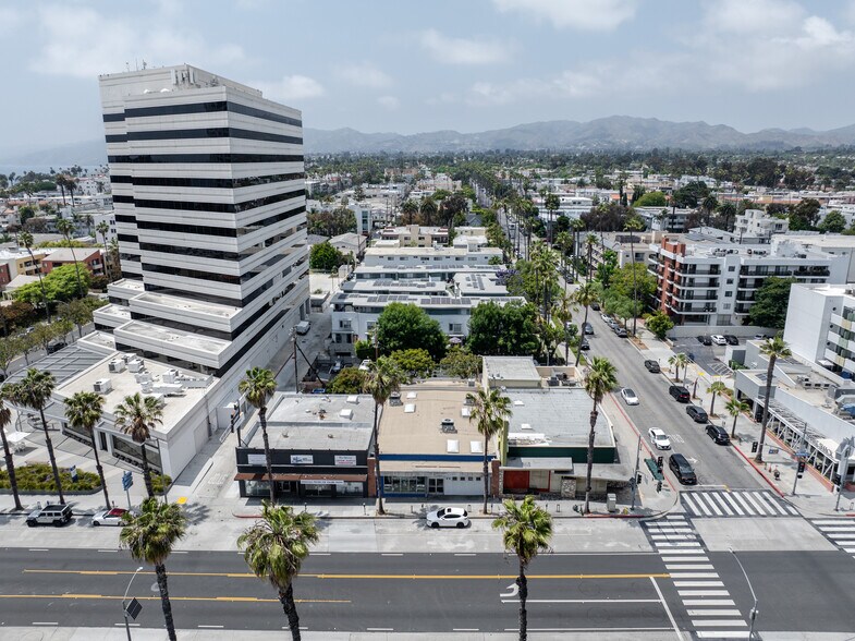 More Photos Of 427 Wilshire Blvd, Santa Monica Storefront For Sale