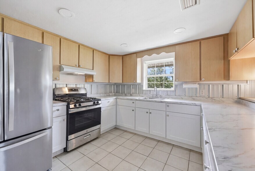More Photos Of 505 3rd St, Cedar Key Restaurant For Sale