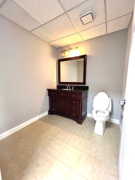 More Photos Of 1071 Cambridge Sq, Alpharetta Office For Sale
