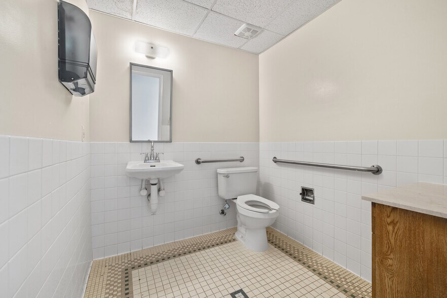 More Photos Of 5875-5881 Allentown Rd, Suitland Office For Sale