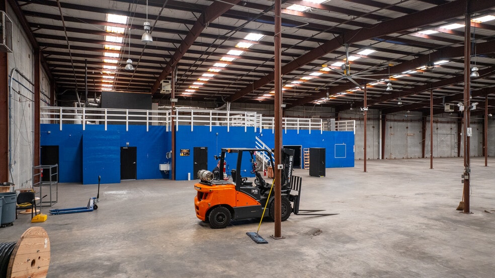 More Photos Of 3000 Lausat St, Metairie Warehouse For Lease