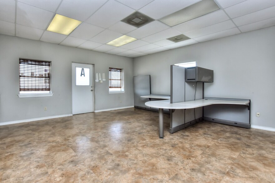 More Photos Of 4159 E University Ave, Georgetown Light Manufacturing For Sale