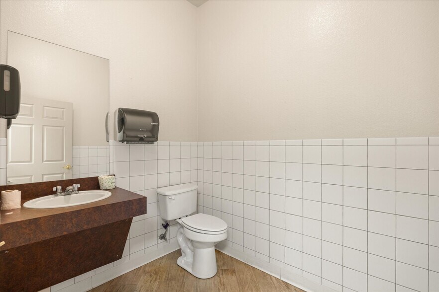 More Photos Of 1305 Paluxy Rd, Granbury Medical For Sale