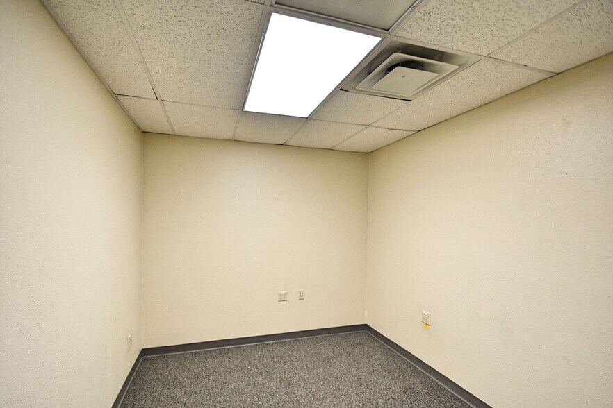 More Photos Of 109-111 N River St, Seguin Office For Sale