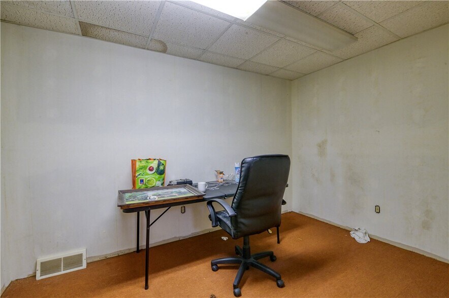 More Photos Of 111 W Pine Grove Rd, Fair Play Office For Sale