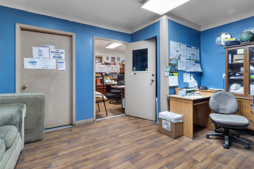 More Photos Of 10540 Jessup Blvd, Carmel Flex For Lease