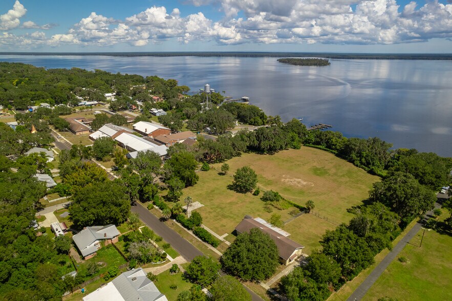 More Photos Of 101 S Prospect St, Crescent City Flex For Sale