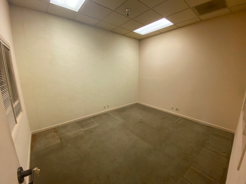 More Photos Of 1140-1144 Willagillespie Rd, Eugene Office For Sale