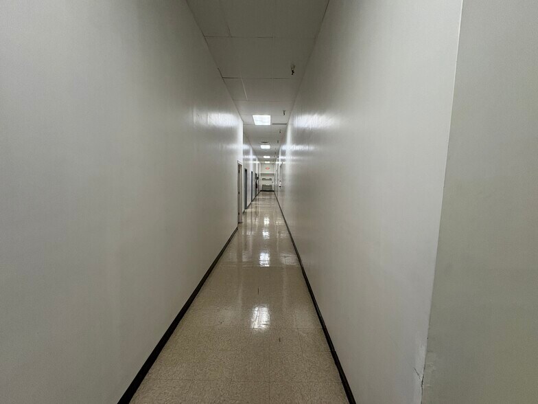 More Photos Of 100 Chamber Plz, Charleroi Supermarket For Lease