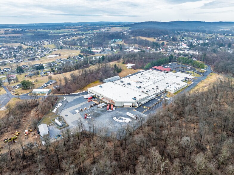 More Photos Of 47 Park Ave, Elverson Distribution For Lease