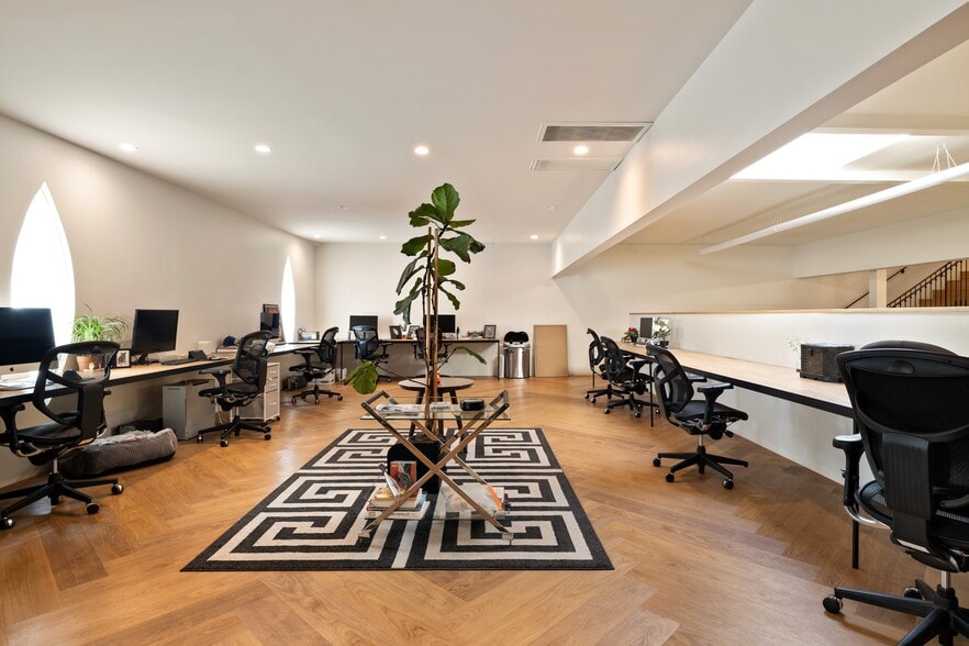 More Photos Of 7207 Melrose Ave, Los Angeles Storefront Retail Office For Lease