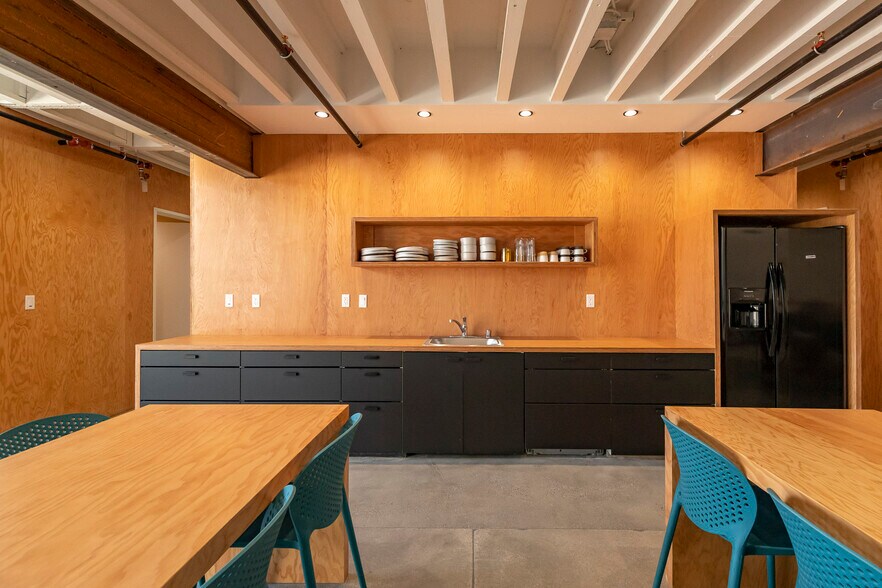 More Photos Of 371 S Anderson St, Los Angeles Flex For Lease