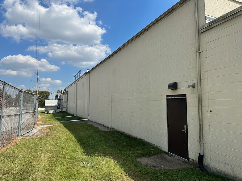 More Photos Of 610 W Church Ave, York Flex For Lease