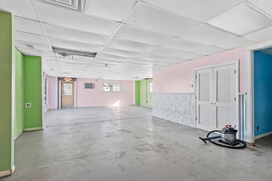 More Photos Of 2929 Clifty Dr, Madison Flex For Sale