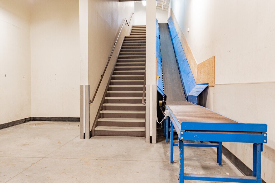 More Photos Of 403 Water St, Augusta Drugstore For Lease