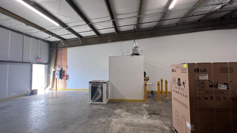 More Photos Of 6 NW Salevan Pl, Milford Warehouse For Lease