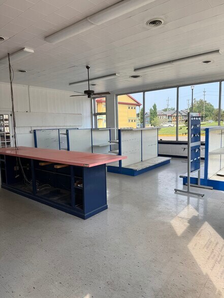 More Photos Of 717 N 2nd St, Vincennes Warehouse For Lease