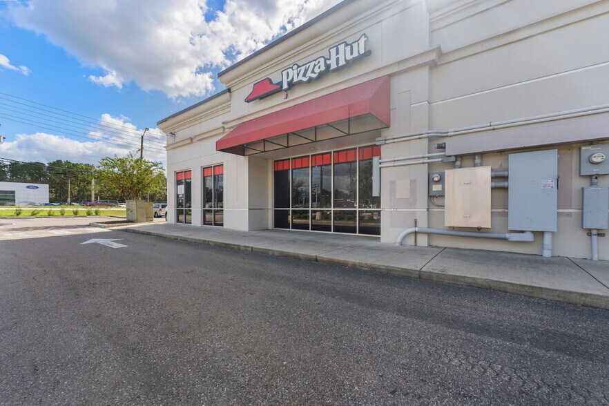 More Photos Of 7179-7187 Broad St, Brooksville Freestanding For Sale