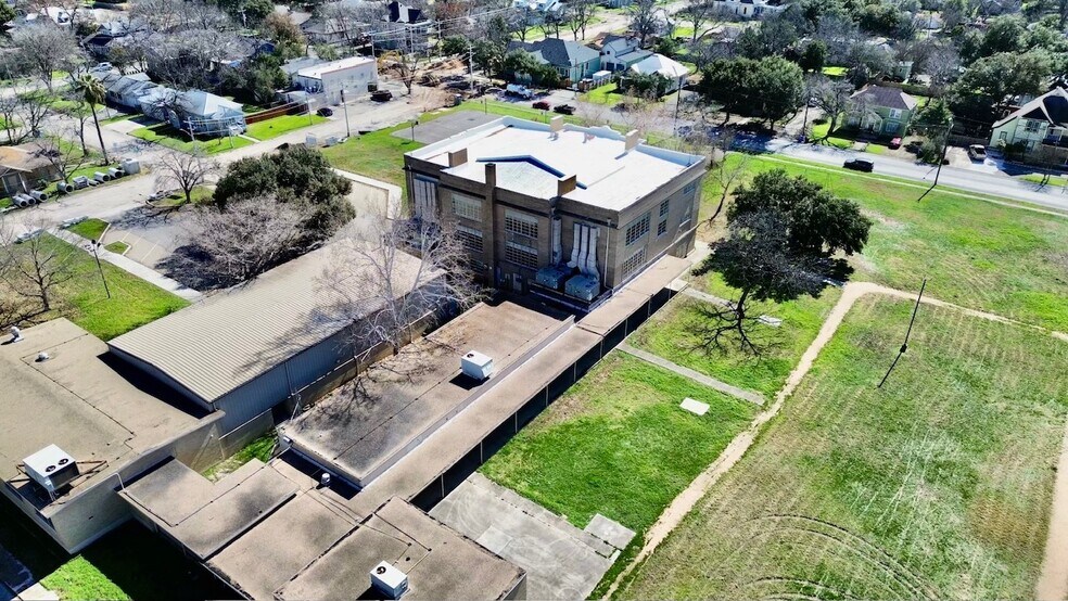 More Photos Of 216 E College St, Seguin Flex For Sale