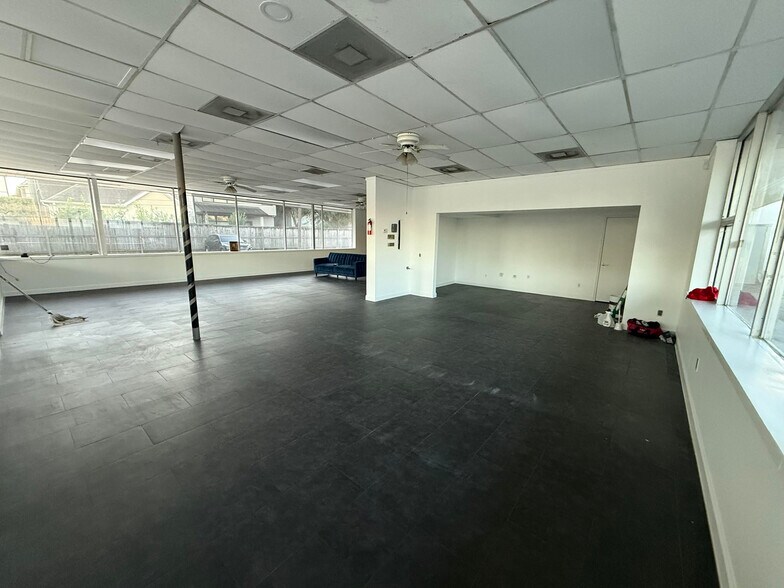 More Photos Of 1731 Bingle Rd, Houston Freestanding For Lease